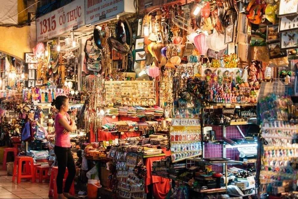 Khu trưng bày với nhiều sản phẩm được bày bán